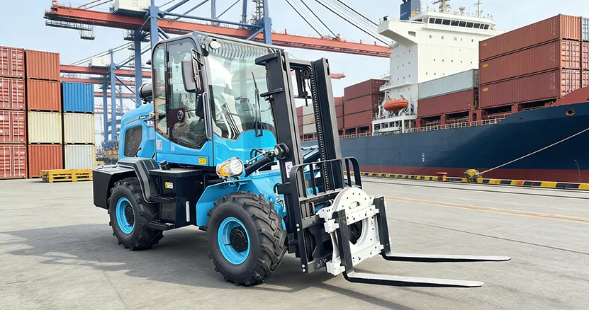 Rough terrain forklift for outdoor material handling in port and construction yard